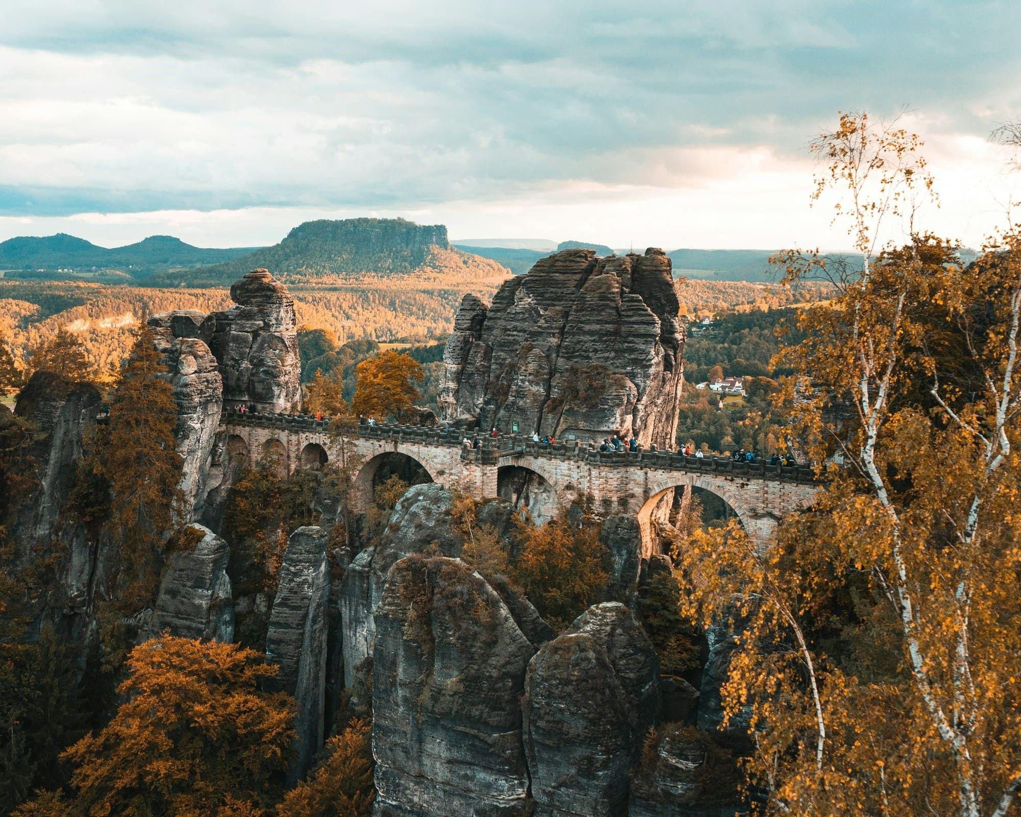 Blick auf die Basteibrücke im Gebirge
