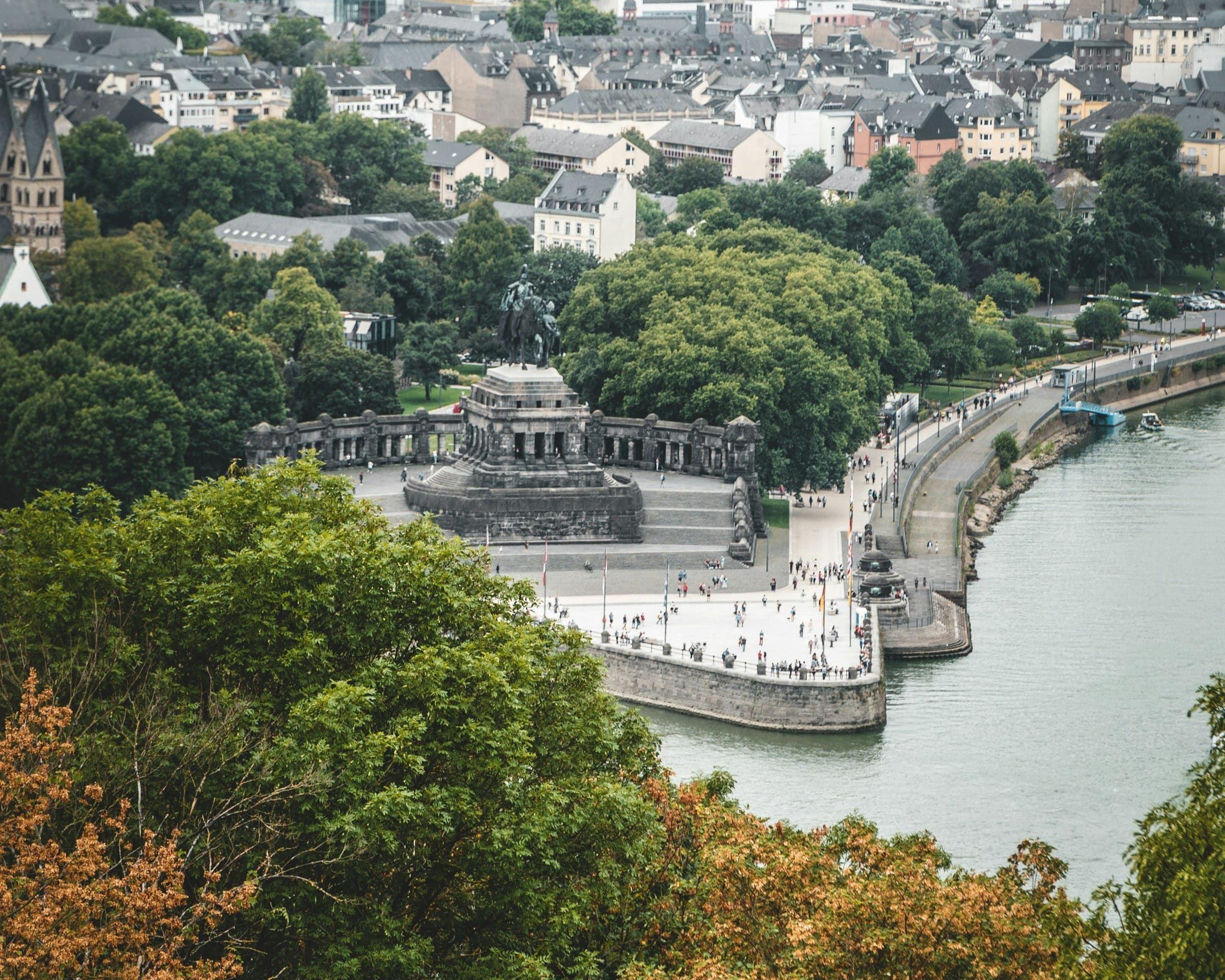 Blick von oben auf das Deutsche Eck in Koblenz