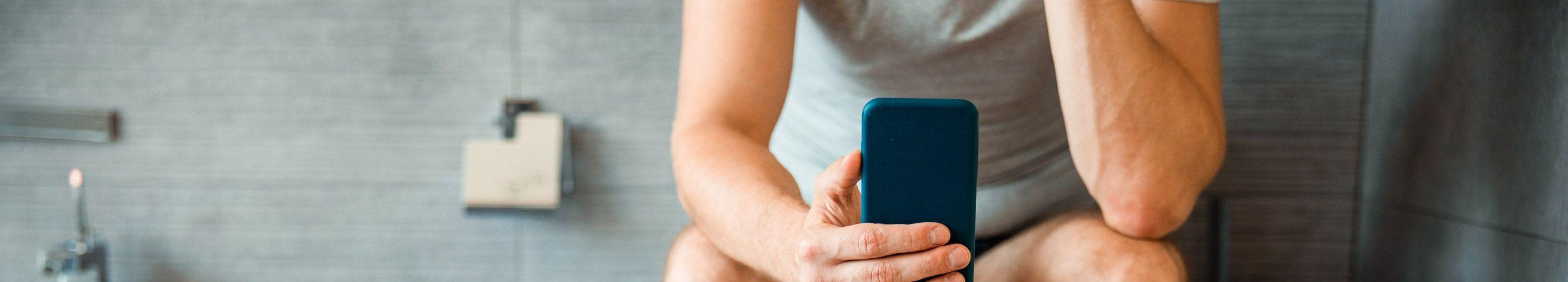 Nahaufnahme von Händen, die ein Smartphone.