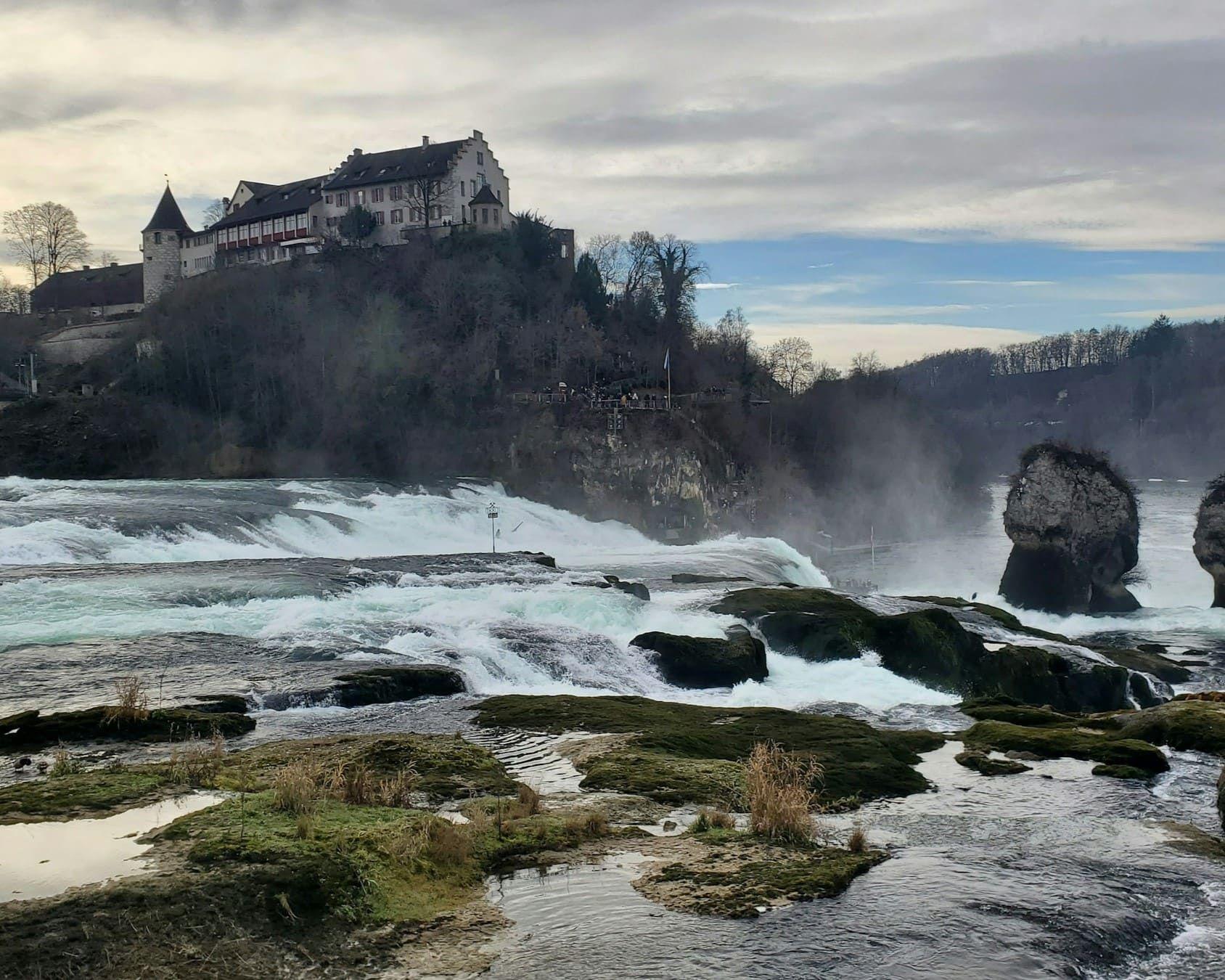Rhein Wasserfälle mit einer Burg im Hintergrund
