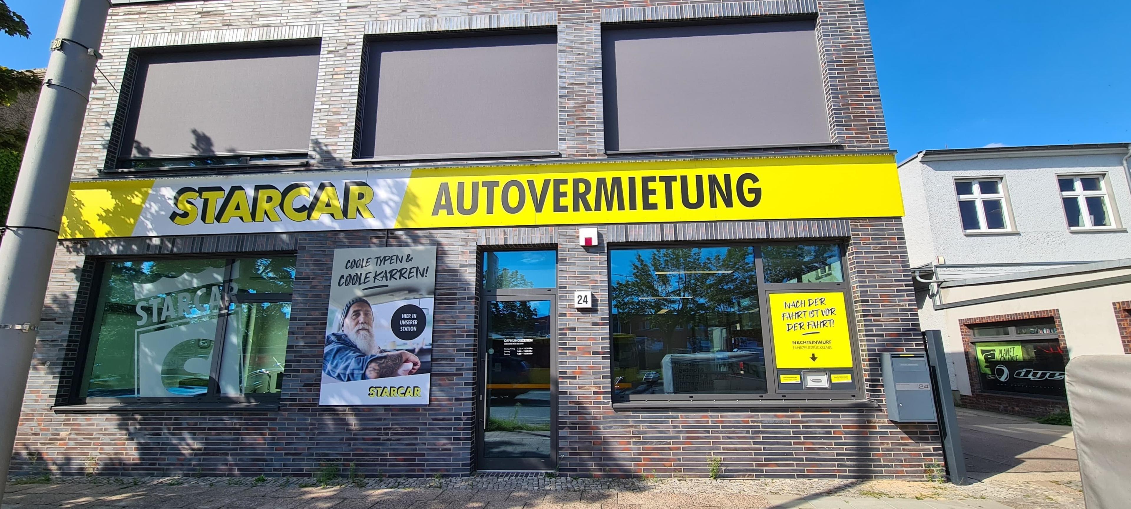 Außenansicht eines STARCAR-Autovermietungsstandorts.