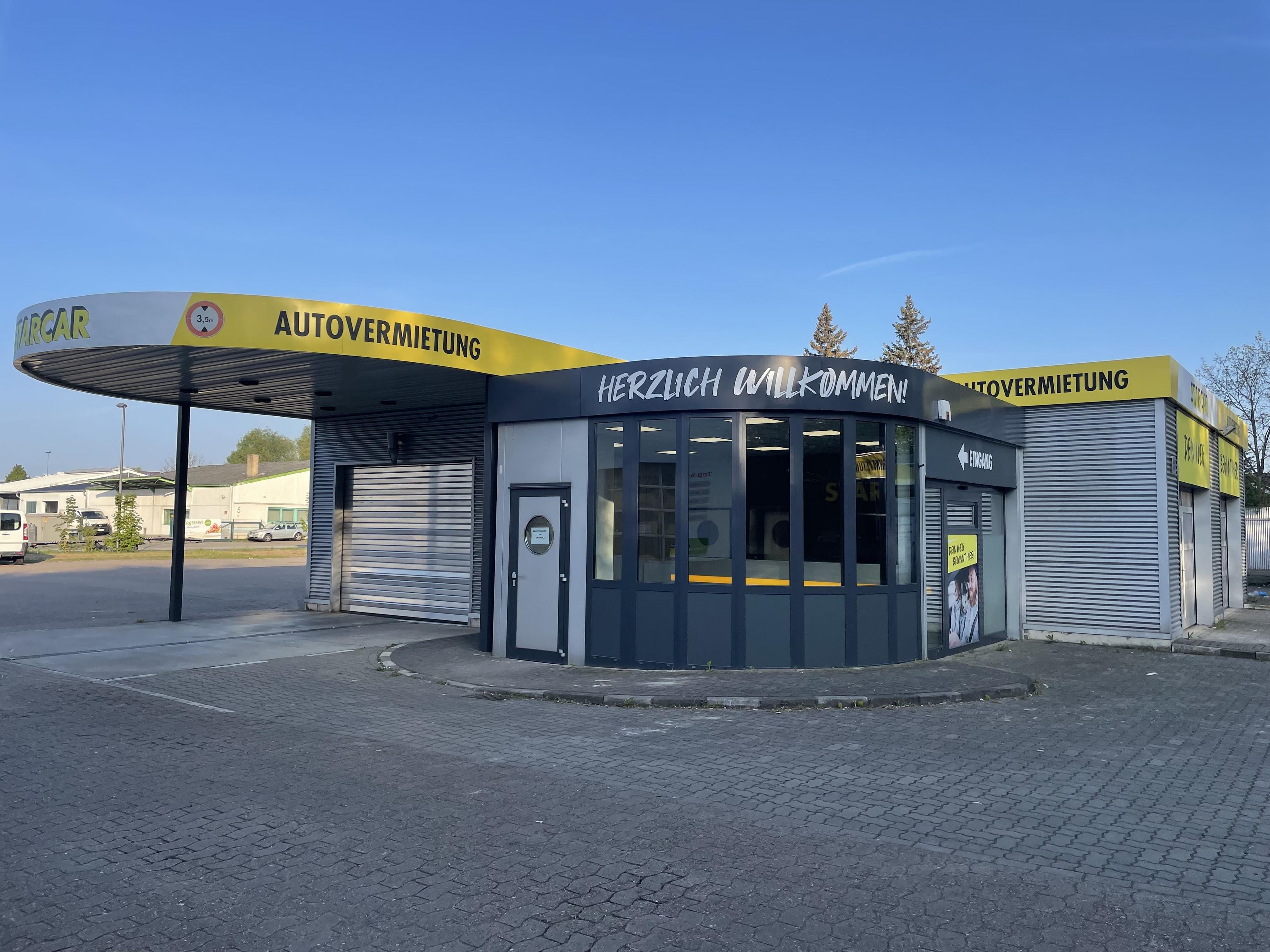 Außenansicht einer STARCAR-Autovermietungsstation.