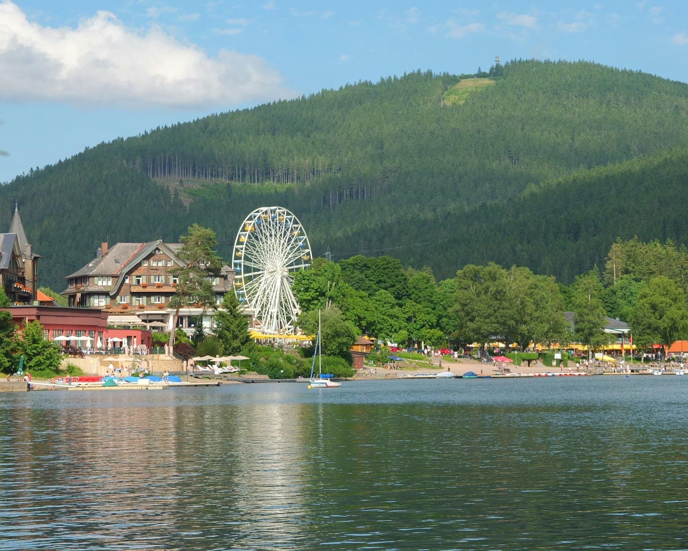 Blick auf den Titisee mit Riesenrad am Ufer
