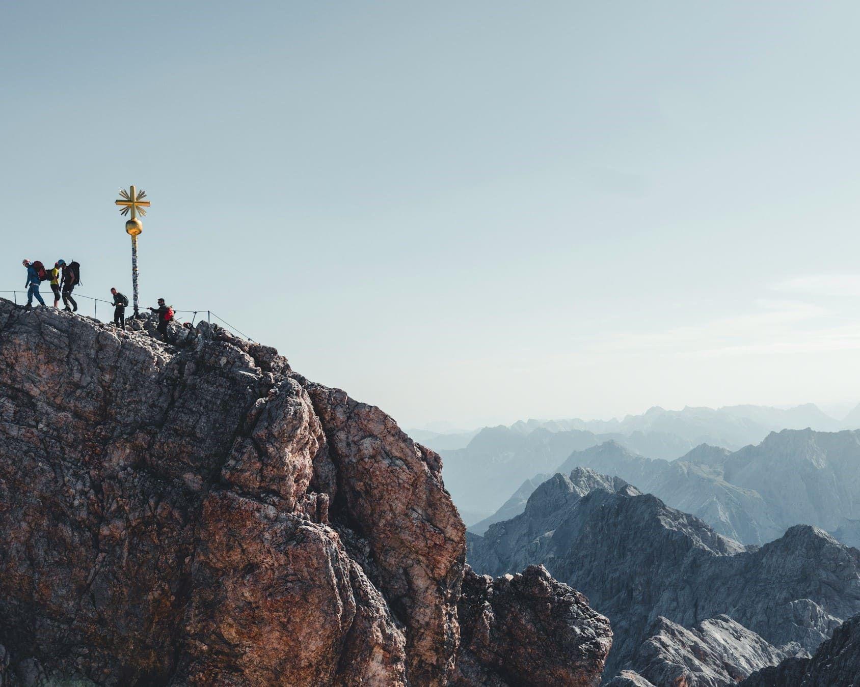 Zugspitze mit Alpen im Hintergrund und vereinzelten Wanderern