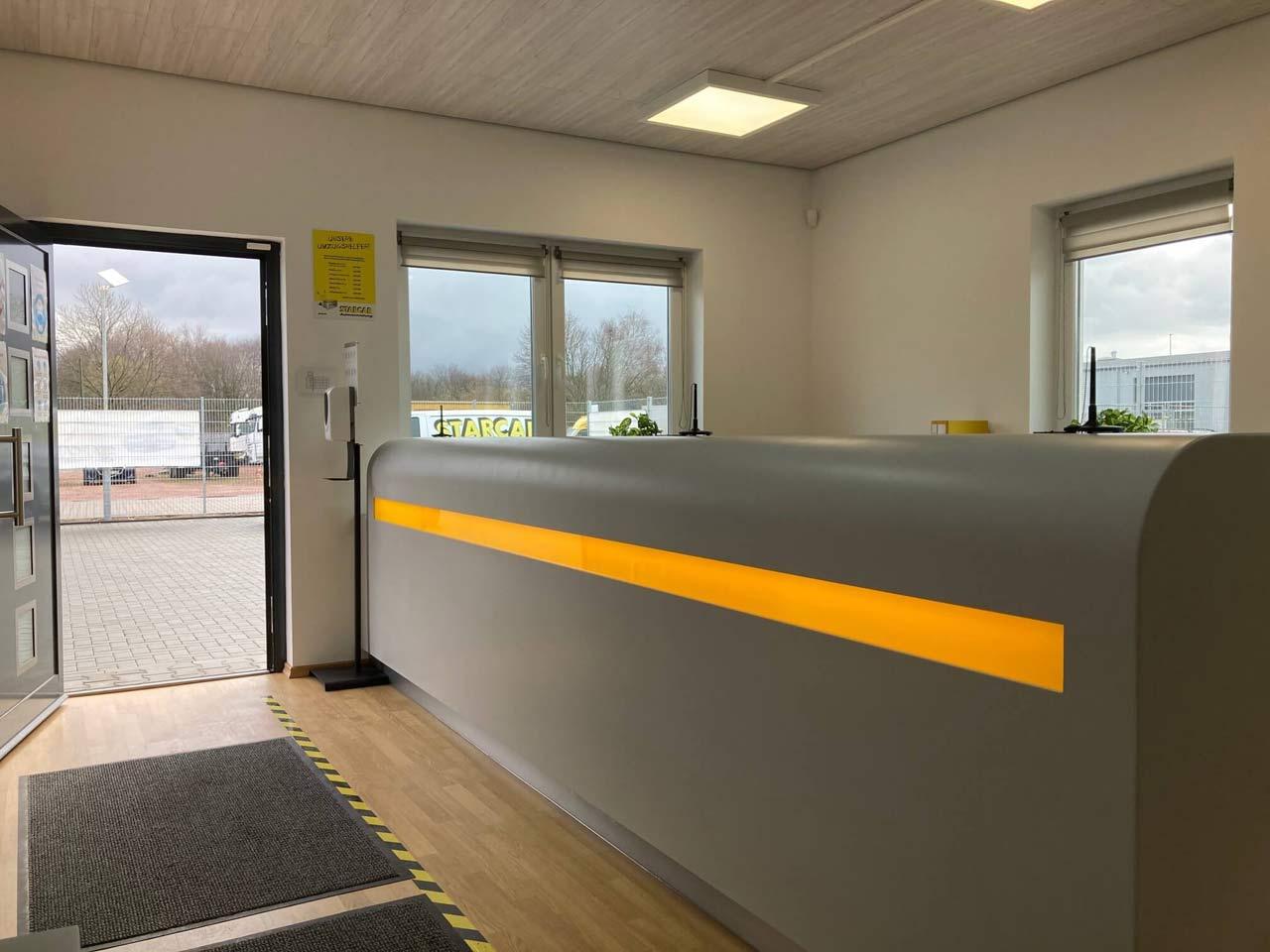 STARCAR Autovermietung Station Duisburg Innenansicht, Empfangstresen.