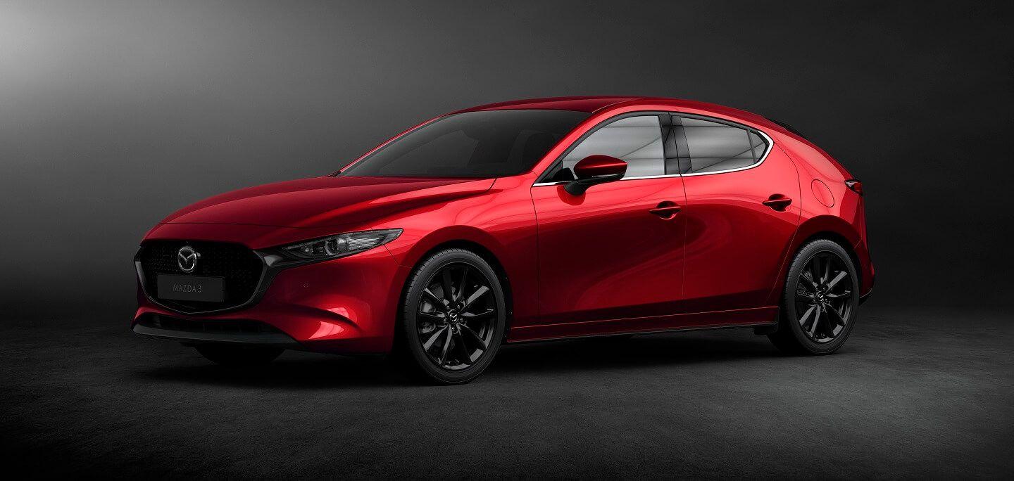 Roter Mazda 3 Mietwagen mit schwarzen Felgen.