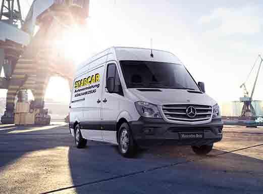 Weißer Mercedes-Benz Vito Transporter geparkt im Hafen.