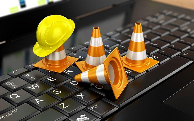Pylonen auf Tastatur, symbolisieren Wartungsarbeiten auf der Webseite.