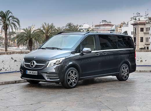 Schwarzer Mercedes-Benz V-Klasse Van auf einer Straße geparkt.