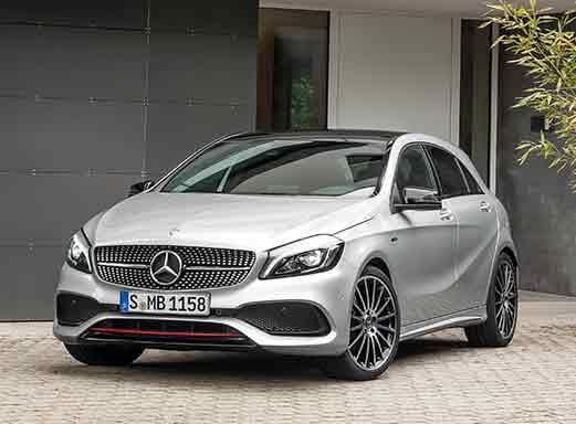 Silberner Mercedes Benz AMG, geparkt auf einer gepflasterten Auffahrt.