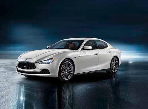 Weißer Maserati Ghibli Sportwagen.