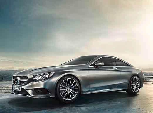 Silbernes Mercedes Benz S 500 Coupe Hochzeitsauto, geparkt.