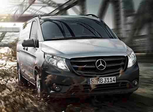 Silberner Mercedes Benz Vito Transporter fährt auf einer Straße.