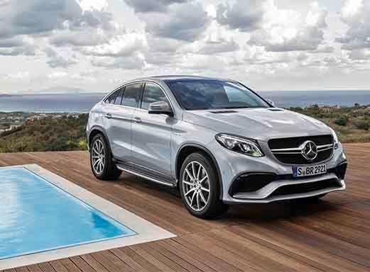 Silberner Mercedes Benz GLE Coupe neben einem Pool mit Blick auf die Landschaft.