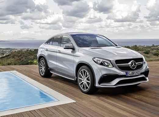 Luxusauto Mercedes-Benz am Pool mit malerischer Aussicht geparkt.
