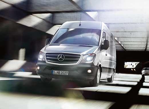 Weißer Mercedes Benz Vito Transporter.