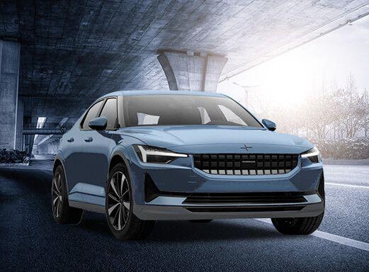 STARCAR Polestar 2, ein blaues Elektroauto fährt durch einen Tunnel.