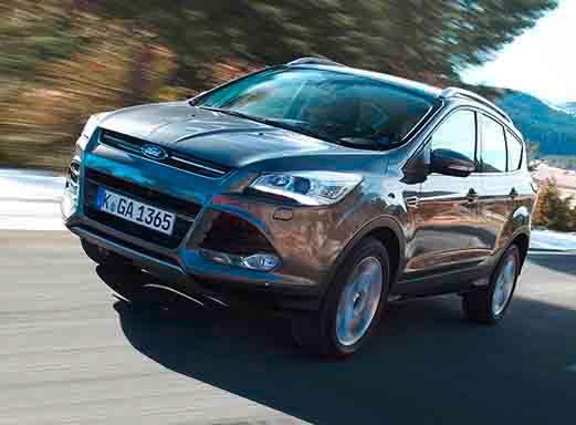 Ford Kuga fährt auf der Straße.