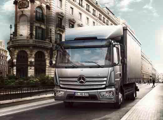 STARCAR Mercedes Benz 12 Tonner fährt auf einer Stadtstraße.