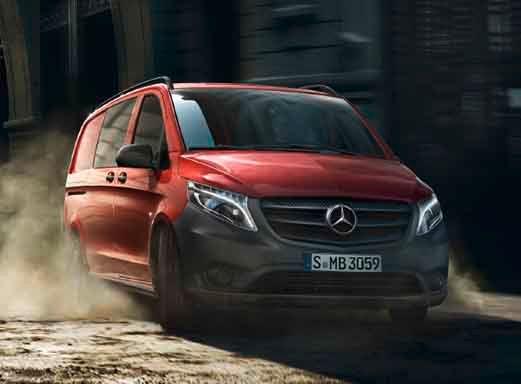 Roter Mercedes-Benz Vito Mixto fährt durch einen Sandweg.