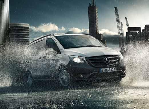 Mercedes Benz Vito Transporter fährt durch Wasser.