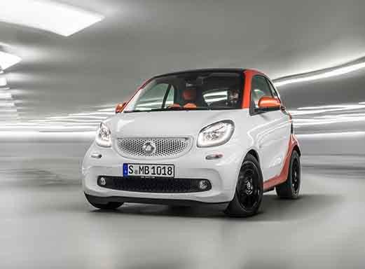STARCAR Smart, weiß mit orangefarbenen Akzenten.