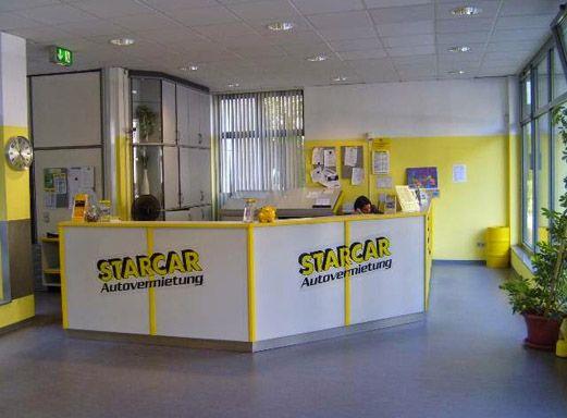Starcar Autovermietung Station Köln Tresenbereich, heller Empfangsbereich.