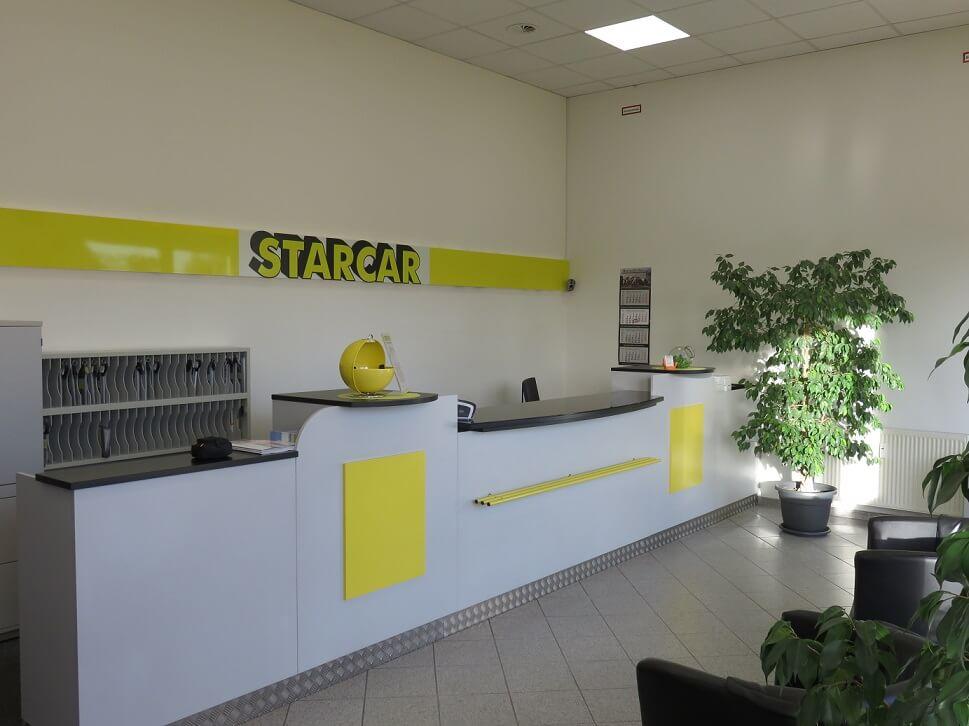 Starcar Autovermietung Station Lübeck Tresenbereich mit Pflanzen und Sitzgelegenheiten.