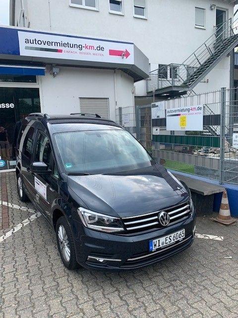 Dunkler blauer Volkswagen Van.