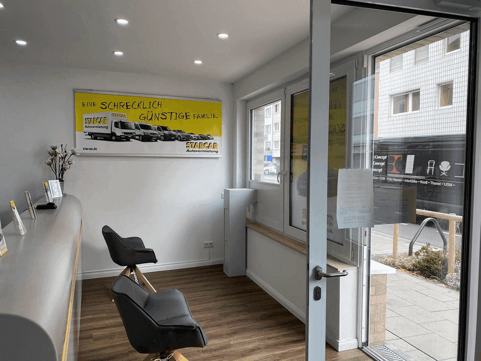STARCAR Autovermietung Station Bonn Innenansicht mit Theke und Glastür.