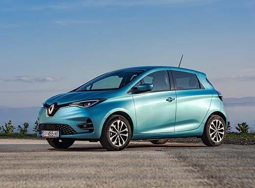 Türkisblaues Renault Zoe Elektroauto parkt auf einer Schotterstraße.