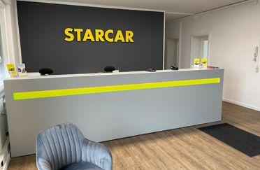 Innenansicht der STARCAR Autovermietung Station Koblenz, mit grauem Empfangstresen.