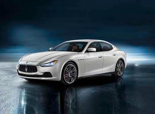 Weißer Maserati Ghibli Sportwagen.