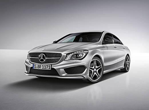 Silberner Mercedes Benz CLA AMG Mietwagen.