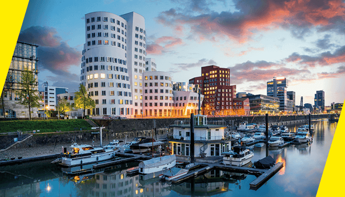 Düsseldorf Hafen bei Dämmerung mit angedockten Booten.