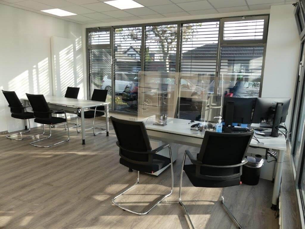 STARCAR Outlet Cars Büroansicht, Innenraum mit Schreibtischen und Fenstern.