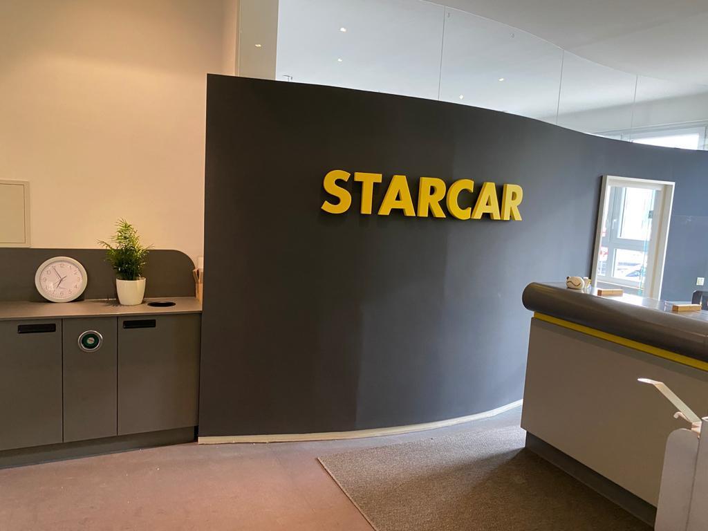 Innenansicht einer STARCAR Autovermietungsstation in Pforzheim.