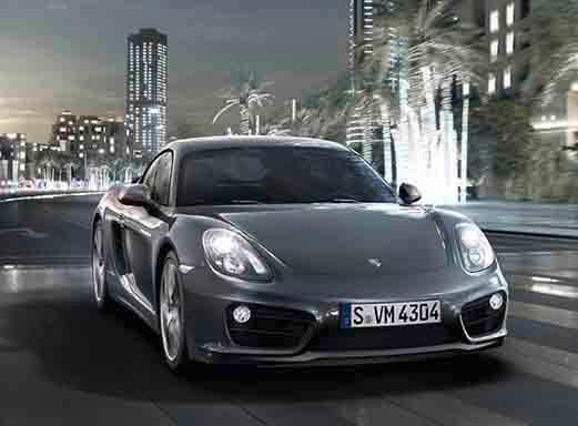 STARCAR Porsche Cayman fährt nachts.