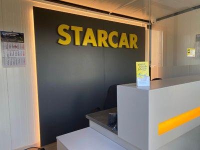 Innenansicht einer STARCAR Autovermietungsstation in Leipzig am Schalter.