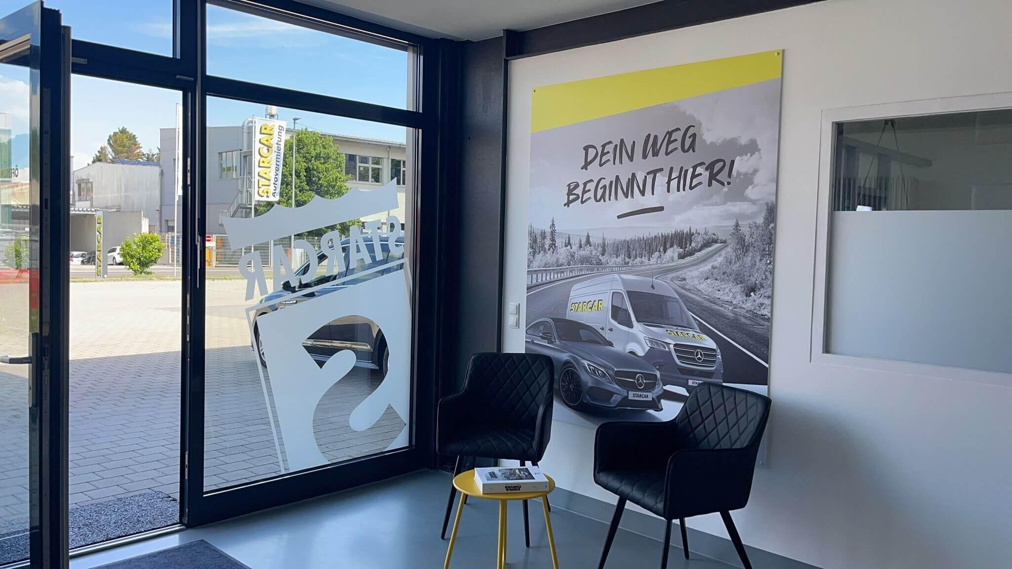 Innenansicht der STARCAR Autovermietung Station Ludwigsburg mit Sitzgelegenheit.