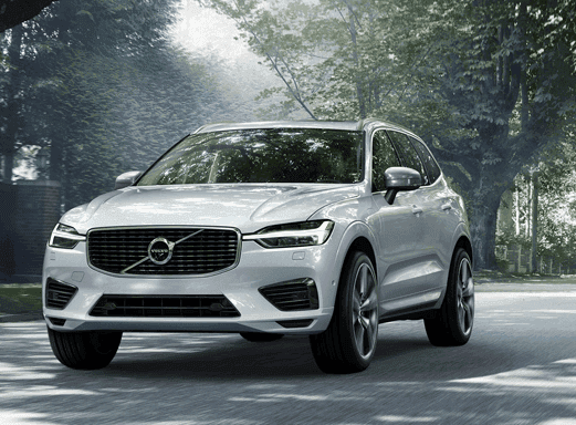 Weißer Volvo XC60 auf einer Straße.