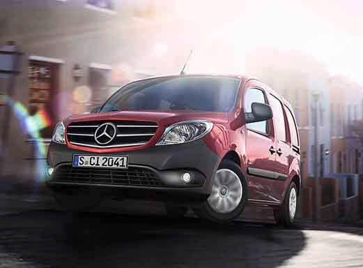 Roter Mercedes Benz Citan Mietwagen.