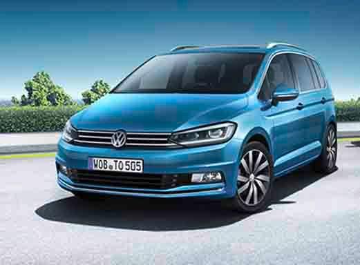 STARCAR VW Touran blauer Minivan, Frontansicht, an einem hellen Tag.